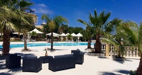 Una piscina al aire libre de temporada