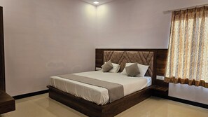 Deluxe Double Room, Garden View | Ruang kerja komputer riba 