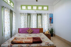 1 habitación, escritorio, tabla de planchar con plancha y wifi 