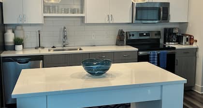 Charming 2-bedroom apartment in Indianapolis with AC, WiFi, fitness room