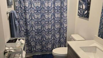 Hårføner, håndklær, såpe og toalettpapir