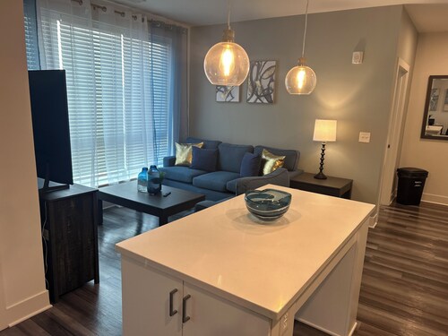 Charming 2-bedroom apartment in Indianapolis with AC, WiFi, fitness room