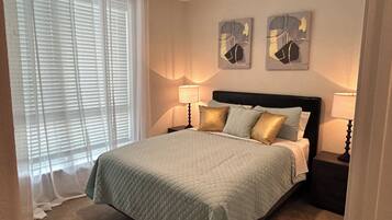 2 soverom, strykejern/-brett, reiseseng for barn og wi-fi