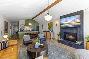 Smart TV, fireplace, stereo