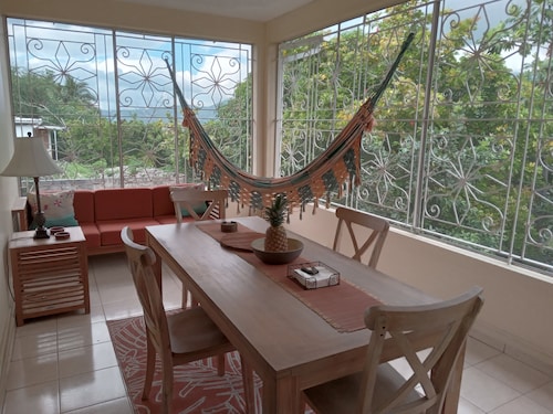 Enjoy Beverly Hills, Kingston, Jamaica, 4 bdrms, AC, WiFi, Spacious, Quiet, Safe