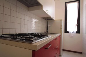Fridge, stovetop, coffee/tea maker
