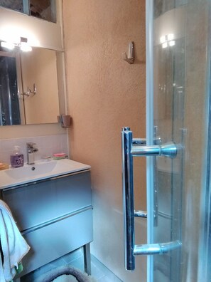 Douche, sĂšche-cheveux, serviettes fournies, savon