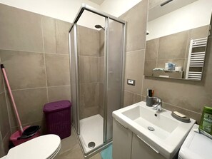 Hair dryer, towels, soap, toilet paper - two-room apartment ideal for cyclists and families (Nave San Rocco)