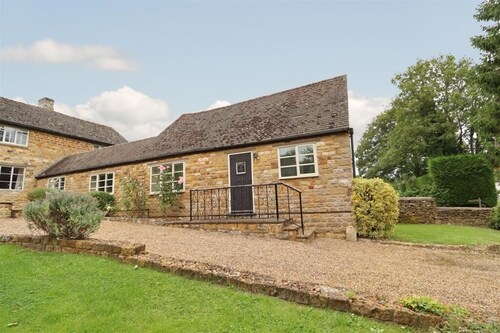 Traditional 2 Bedroom Cotswold Stone Cottage