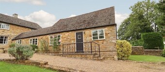 Traditional 2 Bedroom Cotswold Stone Cottage