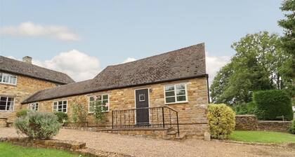 Traditional 2 Bedroom Cotswold Stone Cottage