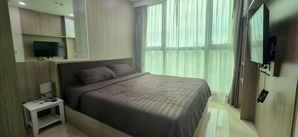 1 habitación, caja de seguridad en la habitación y escritorio