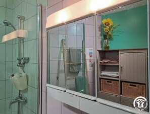 Dusj, hårføner, håndklær og toalettpapir