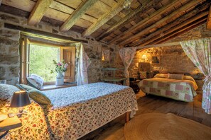 1 slaapkamer, een strijkplank/strijkijzer, beddengoed