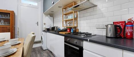 Køleskab, mikrobølgeovn, ovn, kogeplade