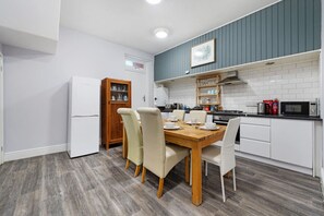 Een koelkast, een microgolfoven, een oven, een kookplaat