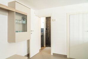 Sèche-cheveux, serviettes fournies, papier toilette