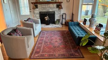 TV, fireplace