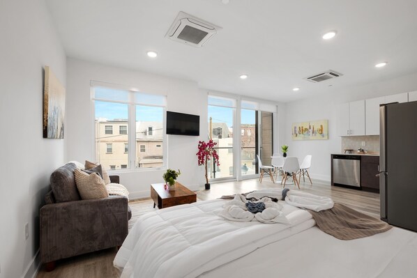 Tabla de planchar con plancha, wifi gratis y ropa de cama