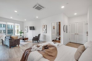 Tabla de planchar con plancha, wifi y ropa de cama