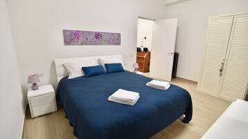 1 habitación, tabla de planchar con plancha, cuna de viaje y wifi