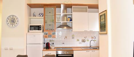 Kühlschrank, Mikrowelle, Ofen, Herdplatte