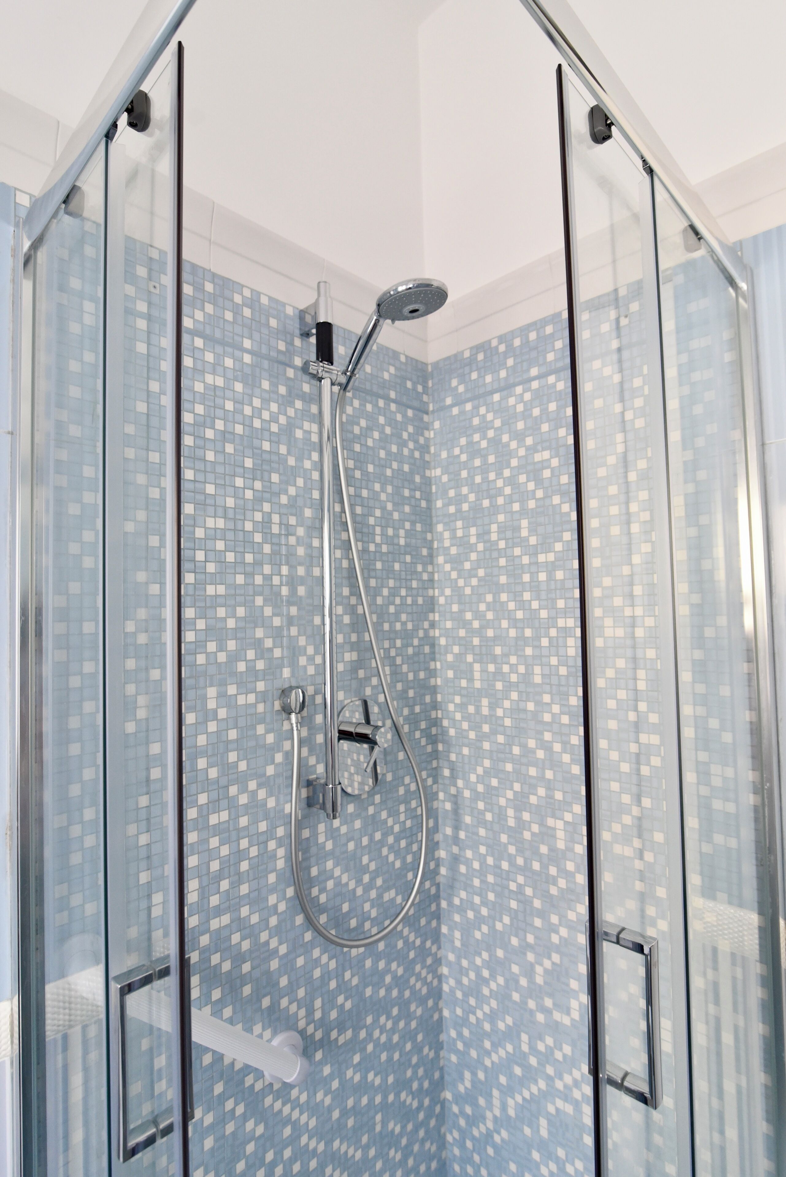 Douche, sèche-cheveux, bidet, serviettes fournies