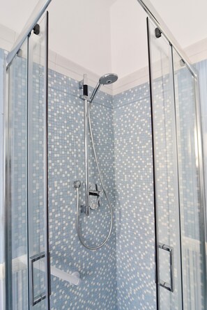 Douche, sèche-cheveux, bidet, serviettes fournies