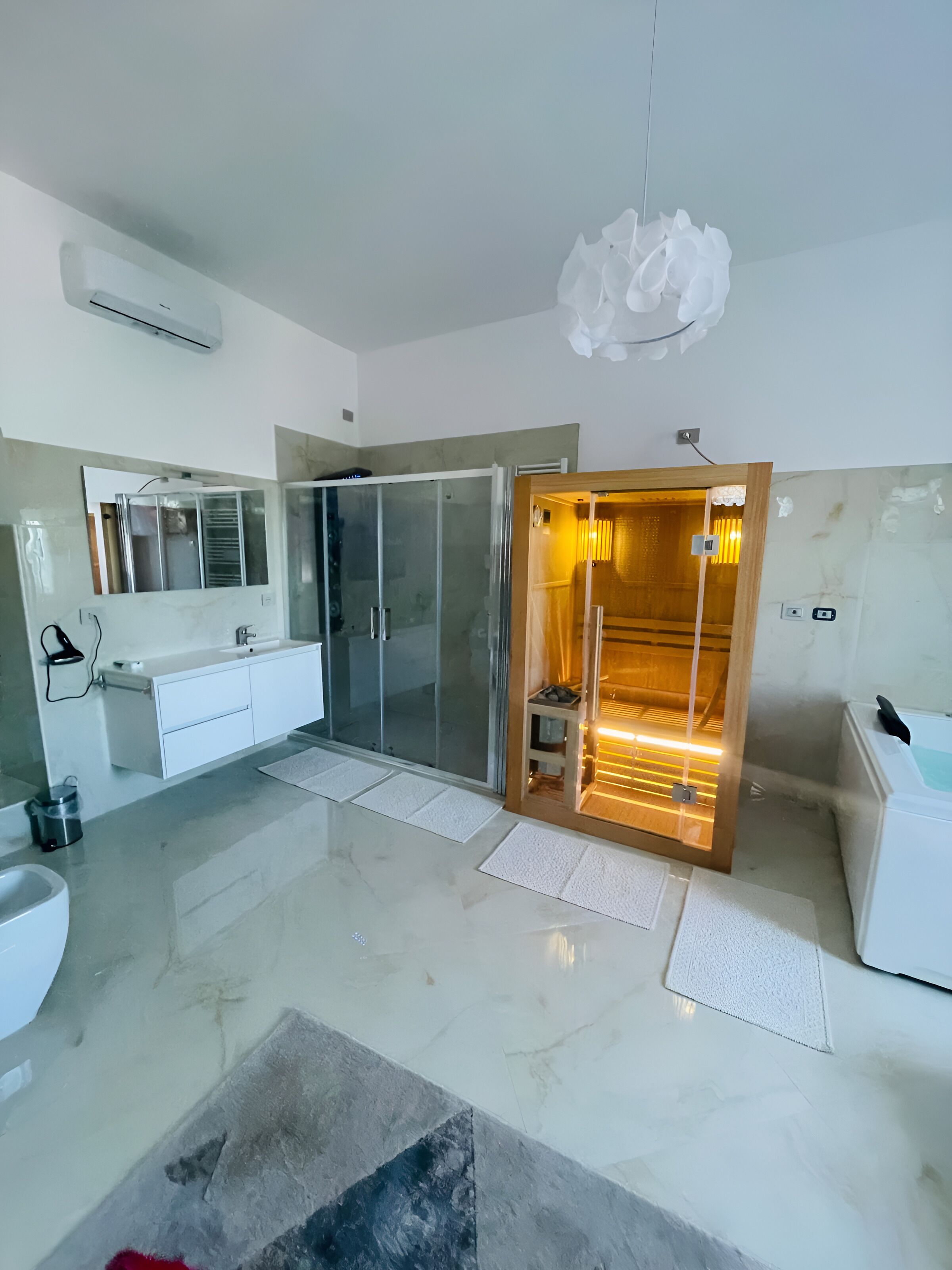 Bañera de hidromasaje, secador de pelo, bidet, toallas