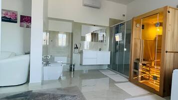 Baignoire à remous, séchoir à cheveux, bidet, serviettes fournies