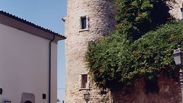Une tour de pierre surmontée d’une coupole, avec une petite fenêtre et une porte.