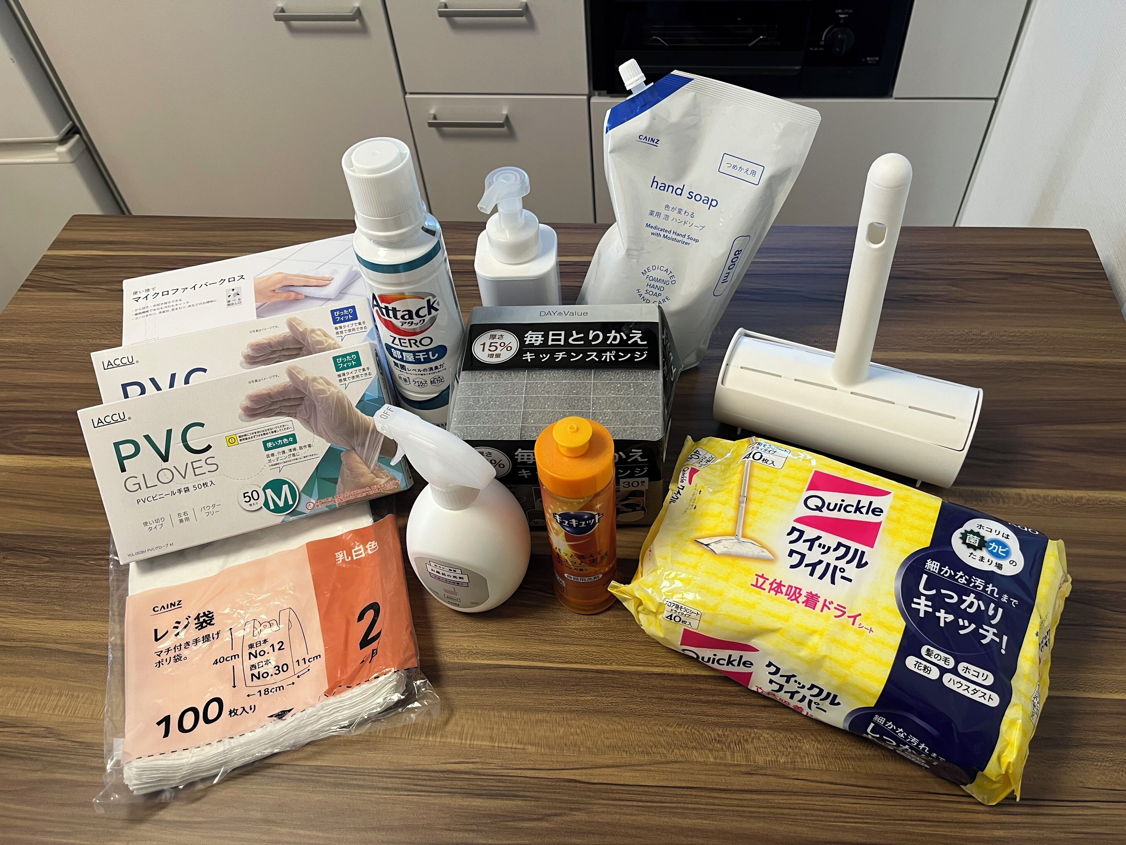 Taula amb diversos productes de cura personal, com ara sabó de mans, guants i productes de neteja.