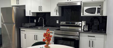 Réfrigérateur, micro-ondes, four, plaque de cuisson