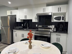 Refrigerador, microondas, horno, placa de cocina