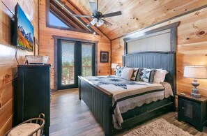 3 bedrooms, desk, iron/ironing board, travel cot - Prime Location w/ Hot Tub, Games & Scenic Views! (Gatlinburg)