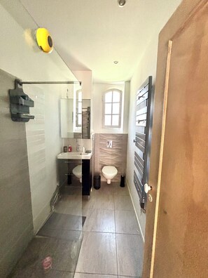 Dusj, hårføner, håndklær og såpe