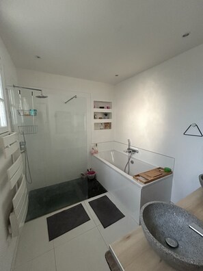 Shower, hair dryer, towels, soap - Large family home in Montpellier (Montpellier)