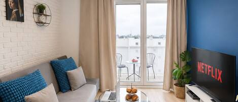 Comfort-huoneisto, parveke, kaupunkinäköala | Oleskelualue | 40–tuumainen televisio, jossa digitaalikanavat