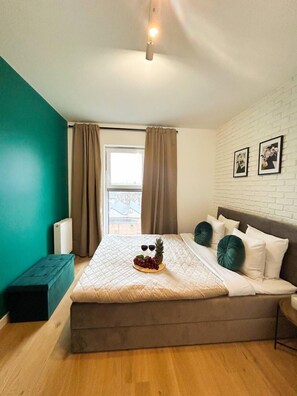 舒適公寓, 陽台, 城市景觀 | 2 間臥室、筆電工作空間、遮光布/窗簾、熨斗/熨衣板