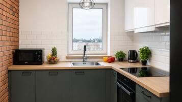 Departamento Confort, balcón, vista a la ciudad | Cocina privada | Refrigerador, microondas, horno y parrilla de estufa