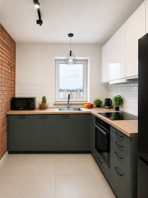 Comfort Apartment, Balcony, City View | Private kitchen | Fridge, microwave, oven, stovetop - Lumina modern 3-rooms family apart (Lódz)