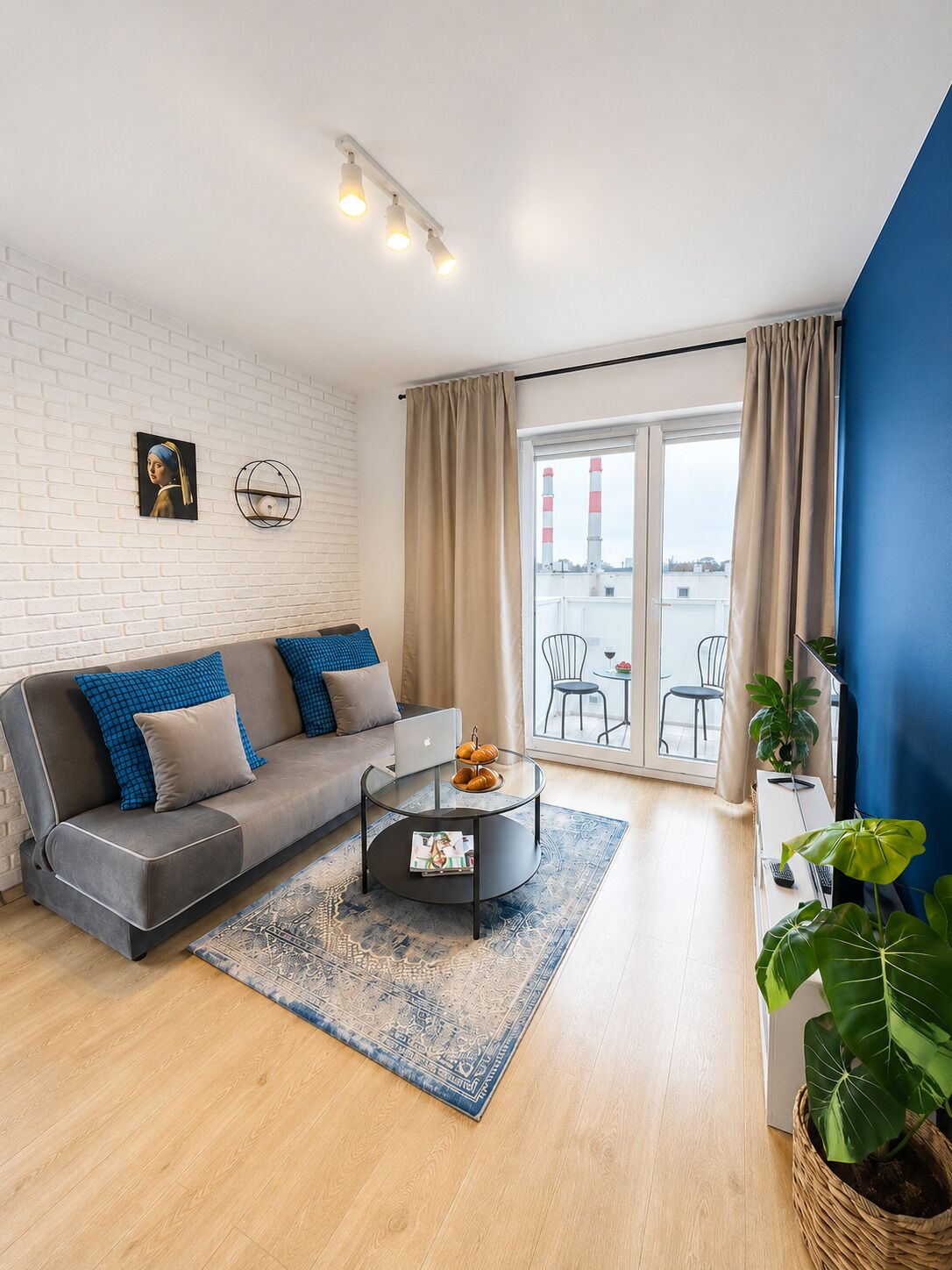 Comfort Apartment, Balcony, City View | Living area | 40-inch TV with digital channels