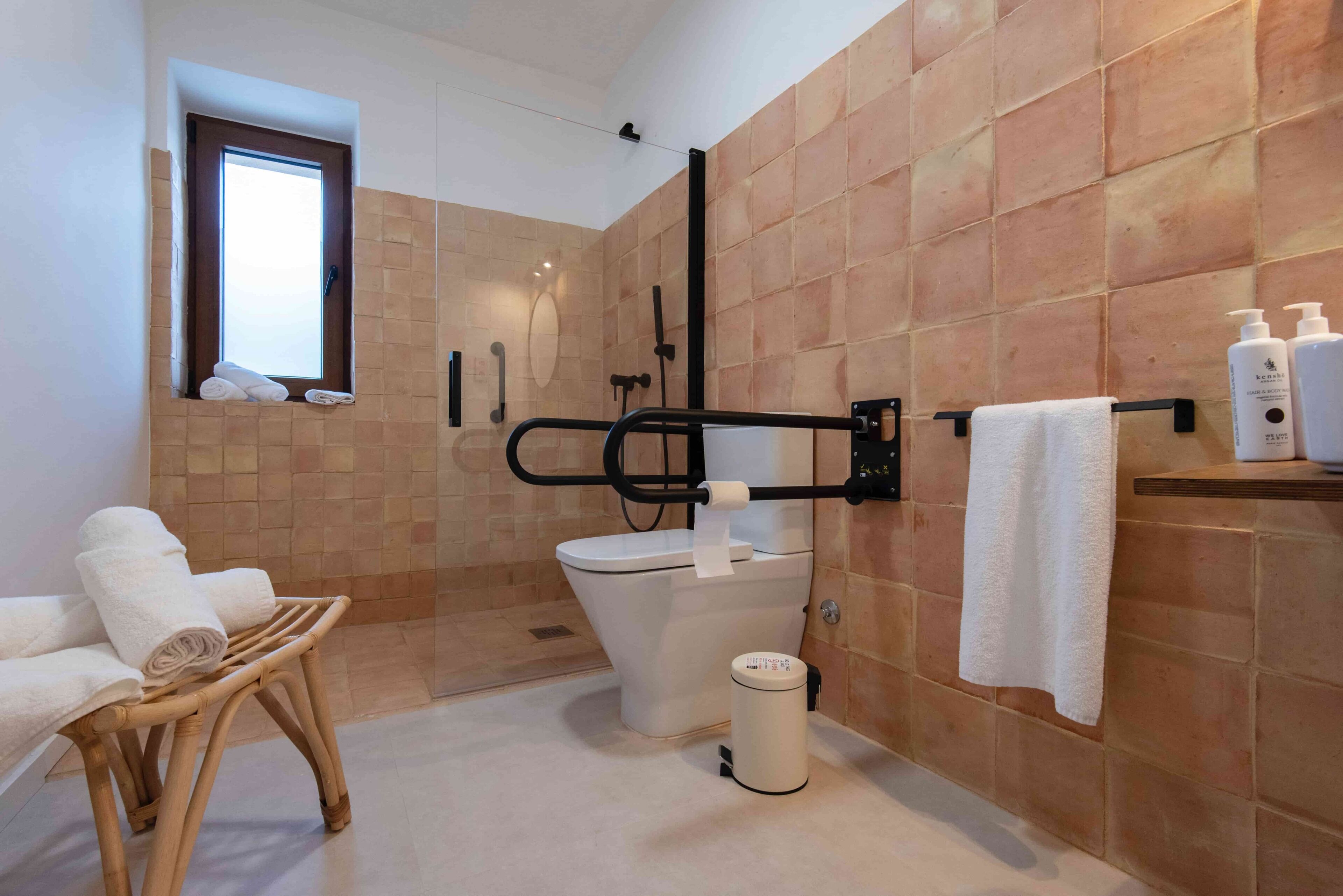 Eenvoudige kamer, uitzicht op bergen | Badkamer | Een douche, een haardroger, handdoeken, zeep
