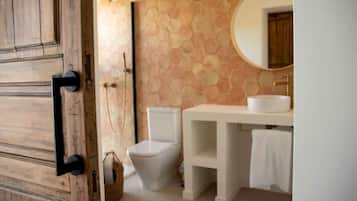Habitación básica doble, balcón, vista a la montaña | Baño