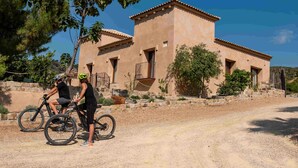 A building with a stone facade, a balcony, and a dirt path in front. - Ribazos de la Sierra  (Alhama de Murcia)