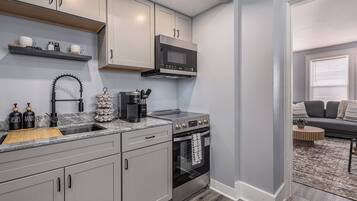 Réfrigérateur, micro-ondes, four, plaque de cuisson