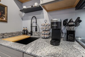 Réfrigérateur, four à micro-ondes, un four, surface de cuisson