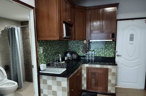 Kühlschrank, Mikrowelle, Herdplatte, Wasserkocher