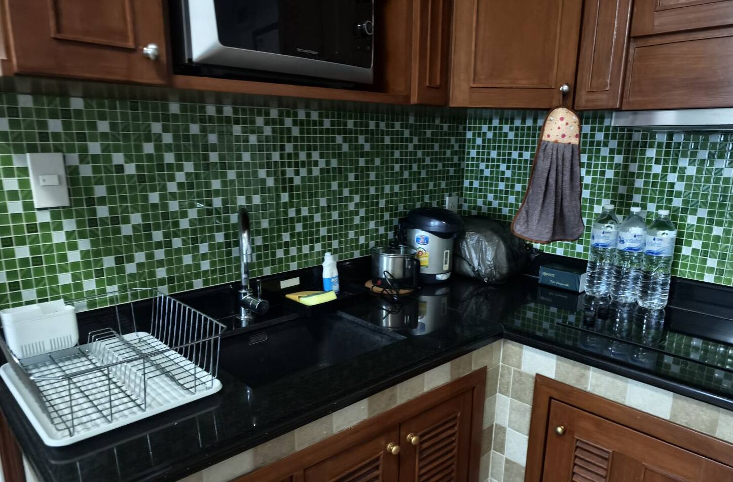 Refrigerador, microondas, parrilla de estufa y tetera eléctrica 