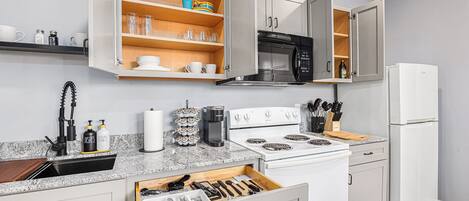 Réfrigérateur, micro-ondes, four, plaque de cuisson